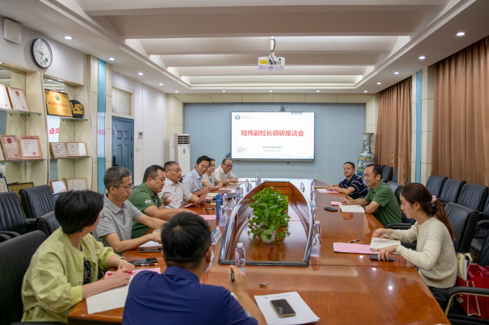 陆伟调研资源与环境科学学院